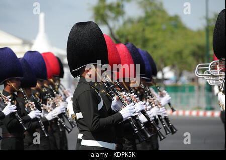 Bangkok, Thaïlande. 15 octobre 2017. La garde d'honneur assiste à la deuxième répétition pour les funérailles de feu le roi thaïlandais Bhumibol Adulyadej près du Grand Palais à Bangkok, Thaïlande, octobre 15, 2017. Les funérailles royales du roi Bhumibol Adulyadej sont prévues du 25 au 29 octobre. Crédit : Rachen Sageamsak/Xinhua/Alamy Live News Banque D'Images