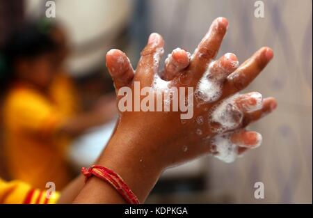 Katmandou, Népal. 15 octobre 2017. Un enfant népalais se lave les mains lors d'un événement marquant la Journée mondiale du lavage des mains à Katmandou, Népal, 15 octobre 2017. La Journée mondiale du lavage des mains est une campagne annuelle célébrée le 15 octobre pour motiver et mobiliser les gens du monde entier pour améliorer leurs habitudes de lavage des mains. Crédit : Sunil Sharma/Xinhua/Alamy Live News Banque D'Images