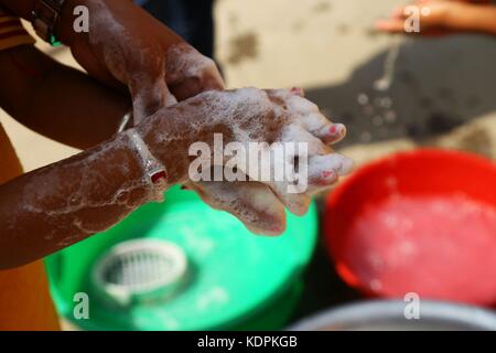 Katmandou, Népal. 15 octobre 2017. Un enfant népalais se lave les mains lors d'un événement marquant la Journée mondiale du lavage des mains à Katmandou, Népal, 15 octobre 2017. La Journée mondiale du lavage des mains est une campagne annuelle célébrée le 15 octobre pour motiver et mobiliser les gens du monde entier pour améliorer leurs habitudes de lavage des mains. Crédit : Sunil Sharma/Xinhua/Alamy Live News Banque D'Images