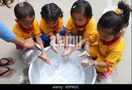 Katmandou, Népal. 15 octobre 2017. Les enfants népalais se lavent les mains lors d'un événement marquant la Journée mondiale du lavage des mains à Katmandou, Népal, 15 octobre 2017. La Journée mondiale du lavage des mains est une campagne annuelle célébrée le 15 octobre pour motiver et mobiliser les gens du monde entier pour améliorer leurs habitudes de lavage des mains. Crédit : Sunil Sharma/Xinhua/Alamy Live News Banque D'Images