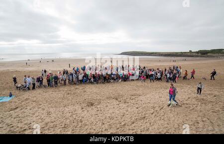 Barry, Pays de Galles, Royaume-Uni, le 15 octobre 2017. Des centaines de schnauzers et leurs propriétaires se regroupent pour une photo sur la plage à schnauzerfest dans Barry Island, qui fait partie d'une collection nationale de collecte de couches, Vale of Glamorgan, Pays de Galles, Royaume-Uni. Photo par Mark Hawkins / crédit : images composé mark hawkins/Alamy live news Banque D'Images