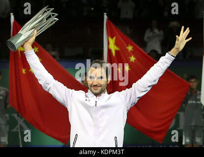 Shanghai, Chine. 15 octobre 2017. Roger Federer de Suisse célèbre avec le trophée après avoir remporté le match de finale en simple contre Rafael Nadal d'Espagne au tournoi de tennis ATP Shanghai Masters 2017 à Shanghai, dans l'est de la Chine, le 15 octobre 2017. Crédit : Fan Jun/Xinhua/Alamy Live News Banque D'Images