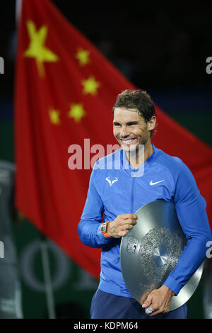 Shanghai, Chine. 15 octobre 2017. Rafael Nadal, de l'Espagne, réagit à la cérémonie de la victoire pour l'épreuve de simple au tournoi de tennis ATP Shanghai Masters 2017 à Shanghai, dans l'est de la Chine, le 15 octobre 2017. Crédit : Ding Ting/Xinhua/Alamy Live News Banque D'Images