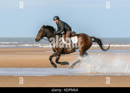 Southport, Merseyside, ensoleillée à Southport. 15 octobre 2017. Météo britannique. Greg Mook chevauche son cheval de 13 ans 'Monty' à travers la marée peu profonde sur une magnifique journée ensoleillée et chaude de Southport Merseyside. Credit : Cernan Elias/Alamy Live News Banque D'Images