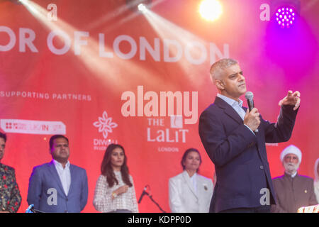 London uk. 15 octobre 2017. Le maire de Londres Sadiq Khan assiste à la célébration du festival du Diwali à Trafalgar Square pour allumer la flamme du Diwali, accompagné par des membres de la Haute commission indienne et le haut commissaire de l'Inde à la Grande-Bretagne yashvardhan kumar sinha .le diwali festival rassemble des milliers d'hindous, sikhs et jaïns avec des personnes d'autres communautés dans la célébration de la 'Fête des lumières' Banque D'Images