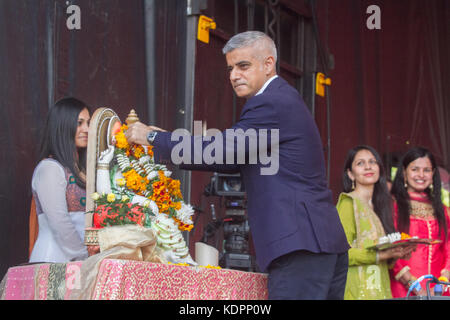 London uk. 15 octobre 2017. Le maire de Londres Sadiq Khan assiste à la célébration du festival du Diwali à Trafalgar Square pour allumer la flamme du Diwali, accompagné par des membres de la Haute commission indienne et le haut commissaire de l'Inde à la Grande-Bretagne yashvardhan kumar sinha .le diwali festival rassemble des milliers d'hindous, sikhs et jaïns avec des personnes d'autres communautés dans la célébration de la 'Fête des lumières' Banque D'Images