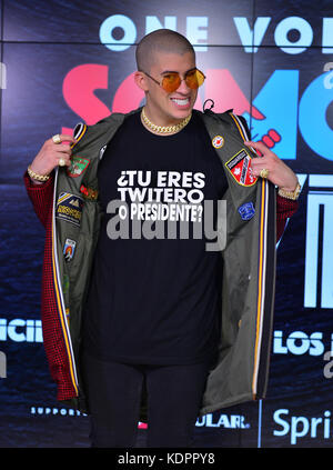 Miami, FL - 14 OCTOBRE: Bad Bunny pose dans la salle de presse à One Voice: Somos Live! Un Concert Pour les secours en cas de catastrophe au parc Marlins le 14 octobre 2017 à Miami, en Floride. Crédit : carte 10 / MediaPunch Banque D'Images