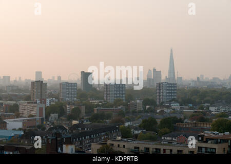 Londres, Royaume-Uni. 15 oct, 2017. pollution invisible tue jusqu'à 9 000 personnes par an dans la capitale. mais en vertu des régimes gouvernementaux, de l'école portes de rues commerçantes, les londoniens seront respirer de l'air dangereux jusqu'en 2025. 15 oct, 2017. crédit : l'octroi vélaires/zuma/Alamy fil live news crédit : zuma Press, Inc./Alamy live news Banque D'Images