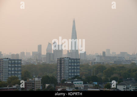 Londres, Royaume-Uni. 15 octobre 2017. La pollution invisible tue jusqu'à 9 000 personnes par an dans la capitale. Mais selon les plans du gouvernement, des portes d’école aux rues commerçantes, les Londoniens respireront un air dangereux jusqu’en 2025. 15 octobre 2017. Crédit : Velar Grant/ZUMA Wire/Alamy Live News crédit : ZUMA Press, Inc/Alamy Live News Banque D'Images