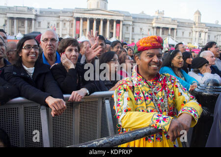 London uk. 15 octobre 2017. Les grandes foules de participer à la célébration du festival du Diwali à Trafalgar square avec des danses traditionnelles qui est célébrée chaque année par la communauté indienne britannique. Le festival du Diwali regroupe des milliers d'hindous, sikhs et jaïns avec des personnes d'autres communautés dans la célébration de la 'Fête des lumières'.diwali ou deepavali est la fête hindoue des lumières célébrée chaque année en automne crédit : amer ghazzal/Alamy live news Banque D'Images