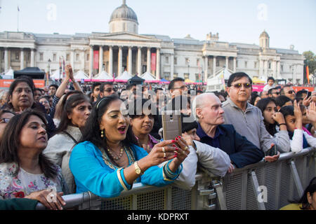 London uk. 15 octobre 2017. Les grandes foules de participer à la célébration du festival du Diwali à Trafalgar square avec des danses traditionnelles qui est célébrée chaque année par la communauté indienne britannique. Le festival du Diwali regroupe des milliers d'hindous, sikhs et jaïns avec des personnes d'autres communautés dans la célébration de la 'Fête des lumières'.diwali ou deepavali est la fête hindoue des lumières célébrée chaque année en automne crédit : amer ghazzal/Alamy live news Banque D'Images