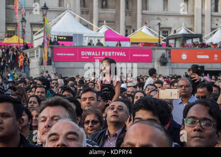 London uk. 15 octobre 2017. Les grandes foules de participer à la célébration du festival du Diwali à Trafalgar square avec des danses traditionnelles qui est célébrée chaque année par la communauté indienne britannique. Le festival du Diwali regroupe des milliers d'hindous, sikhs et jaïns avec des personnes d'autres communautés dans la célébration de la 'Fête des lumières'.diwali ou deepavali est la fête hindoue des lumières célébrée chaque année en automne crédit : amer ghazzal/Alamy live news Banque D'Images