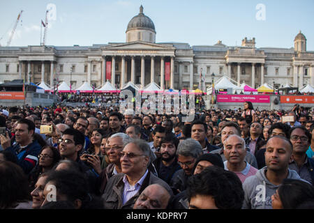 London uk. 15 octobre 2017. Les grandes foules de participer à la célébration du festival du Diwali à Trafalgar square avec des danses traditionnelles qui est célébrée chaque année par la communauté indienne britannique. Le festival du Diwali regroupe des milliers d'hindous, sikhs et jaïns avec des personnes d'autres communautés dans la célébration de la 'Fête des lumières'.diwali ou deepavali est la fête hindoue des lumières célébrée chaque année en automne crédit : amer ghazzal/Alamy live news Banque D'Images