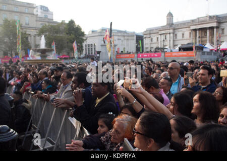 London uk. 15 octobre 2017. Les grandes foules de participer à la célébration du festival du Diwali à Trafalgar square avec des danses traditionnelles qui est célébrée chaque année par la communauté indienne britannique. Le festival du Diwali regroupe des milliers d'hindous, sikhs et jaïns avec des personnes d'autres communautés dans la célébration de la 'Fête des lumières'.diwali ou deepavali est la fête hindoue des lumières célébrée chaque année en automne crédit : amer ghazzal/Alamy live news Banque D'Images