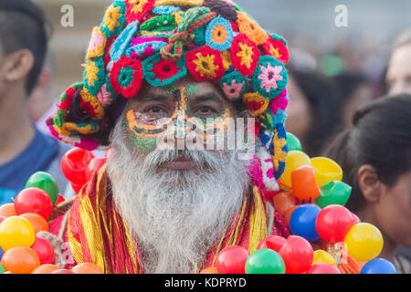 London uk. 15 octobre 2017. Les grandes foules de participer à la célébration du festival du Diwali à Trafalgar square avec des danses traditionnelles qui est célébrée chaque année par la communauté indienne britannique. Le festival du Diwali regroupe des milliers d'hindous, sikhs et jaïns avec des personnes d'autres communautés dans la célébration de la 'Fête des lumières'.diwali ou deepavali est la fête hindoue des lumières célébrée chaque année en automne crédit : amer ghazzal/Alamy live news Banque D'Images