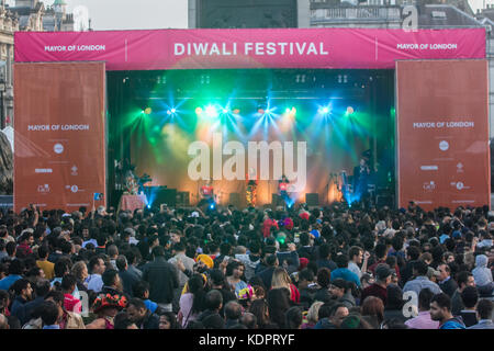 London uk. 15 octobre 2017. Les grandes foules de participer à la célébration du festival du Diwali à Trafalgar square avec des danses traditionnelles qui est célébrée chaque année par la communauté indienne britannique. Le festival du Diwali regroupe des milliers d'hindous, sikhs et jaïns avec des personnes d'autres communautés dans la célébration de la 'Fête des lumières'.diwali ou deepavali est la fête hindoue des lumières célébrée chaque année en automne crédit : amer ghazzal/Alamy live news Banque D'Images