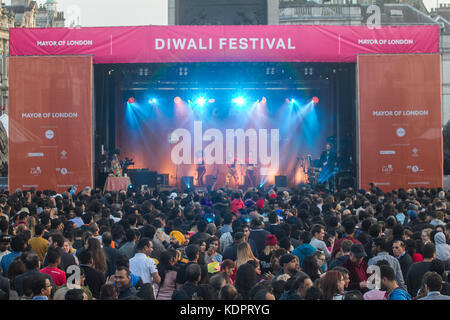 London uk. 15 octobre 2017. Les grandes foules de participer à la célébration du festival du Diwali à Trafalgar square avec des danses traditionnelles qui est célébrée chaque année par la communauté indienne britannique. Le festival du Diwali regroupe des milliers d'hindous, sikhs et jaïns avec des personnes d'autres communautés dans la célébration de la 'Fête des lumières'.diwali ou deepavali est la fête hindoue des lumières célébrée chaque année en automne crédit : amer ghazzal/Alamy live news Banque D'Images