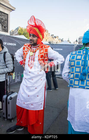 London uk. 15 octobre 2017. Les grandes foules de participer à la célébration du festival du Diwali à Trafalgar square avec des danses traditionnelles qui est célébrée chaque année par la communauté indienne britannique. Le festival du Diwali regroupe des milliers d'hindous, sikhs et jaïns avec des personnes d'autres communautés dans la célébration de la 'Fête des lumières'.diwali ou deepavali est la fête hindoue des lumières célébrée chaque année en automne crédit : amer ghazzal/Alamy live news Banque D'Images