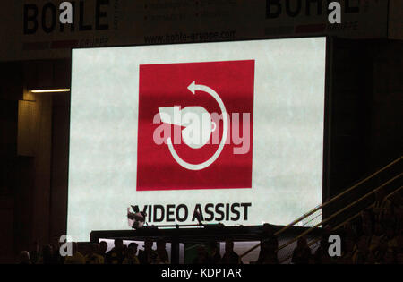 Dortmund, Allemagne. 14 octobre 2017. Une décision utilisant la rediffusion vidéo est annoncée sur le tableau d'affichage lors du match de football allemand Budnesliga entre le Borussia Dortmund et le RB Leipzig au signal Iduna Park à Dortmund, en Allemagne, le 14 octobre 2017. Crédit : Bernd Thissen/dpa/Alamy Live News Banque D'Images