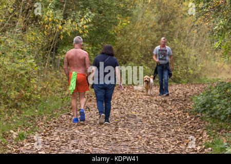 Manchester, Royaume-Uni. 15 octobre 2017. Météo britannique. La canicule automnale frappe le Royaume-Uni. Vente Parc aquatique près de Manchester crédit : Amanda Robinson/Alamy Live News Banque D'Images