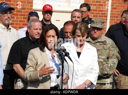 Le sénateur américain Kamala Harris s'adresse aux médias aux côtés de la sénatrice Dianne Feinstein, au centre, après une tournée des destructions causées par les feux de forêt dans le comté de Sonoma le 14 octobre 2017 à Santa Rosa, en Californie. Banque D'Images