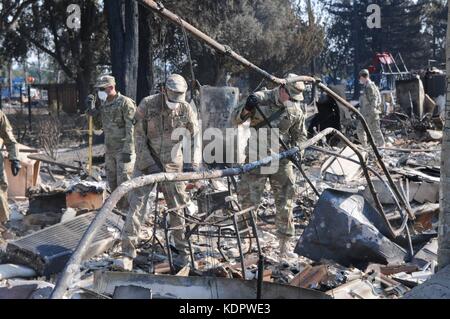 Des soldats de l'armée américaine de la 40th Military police Company recherchent les restes des victimes dans les cendres des maisons détruites par les incendies de forêt qui balayent le comté de Sonoma le 14 octobre 2017 à Santa Rosa, en Californie. Banque D'Images