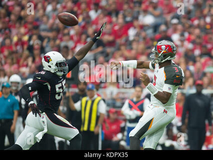 En Floride, aux États-Unis. 15 Oct, 2017. LOREN ELLIOTT | fois .Tampa Bay Buccaneers quarterback Jameis Winston (3) est poussé en passant par l'Arizona Cardinals en dehors de secondeur Chandler Jones (55) au cours de la première moitié d'un jeu entre la NFL Tampa Bay Buccaneers et Arizona Cardinals au University of Phoenix Stadium de Glendale, en Arizona, le dimanche, 15 octobre, 2017. Credit : Loren Elliott/Tampa Bay Times/ZUMA/Alamy Fil Live News Banque D'Images