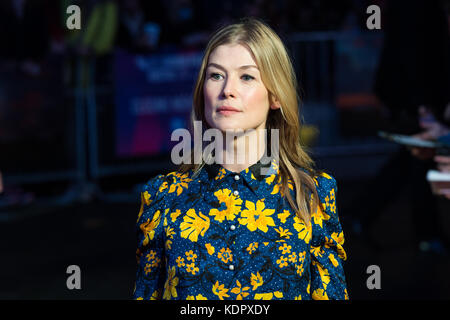 Londres, Royaume-Uni. 15 octobre 2017. Rosamund Pike arrive pour le uk film premiere de 'trois panneaux d'extérieur ebbing, Missouri' à Odéon leicester square lors de la 61e BFI London Film Festival, soirée de clôture du gala. crédit : wiktor szymanowicz/Alamy live news Banque D'Images