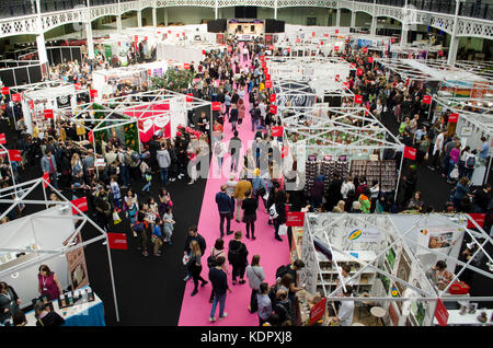 Des fans de chocolat est descendu en masse pour le Salon du Chocolat, 13th-15th octobre 2017, à l'Olympia, Londres, UK, qui a pris fin aujourd'hui. Doté d''un large éventail d'exposants qui vendent de tout le chocolat du monde entier, dégustations, démonstrations par des chefs et des chocolatiers et du chocolat, l'art et la mode s'affiche, le spectacle a connu des nombres de visiteurs sur les trois jours. 15 octobre 2017. Crédit : Antony l'ortie/Alamy Live News Banque D'Images