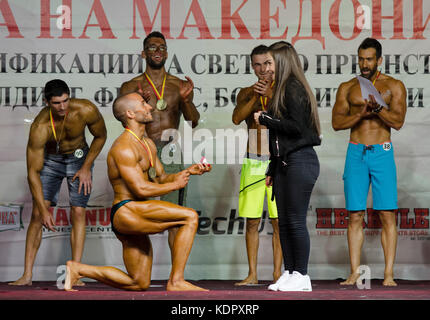 Skopje, Macédoine. 15 octobre 2017. Skopje, Macédoine. r Dans sports hall à 7 pm rasadnik de macédoine 2017 athlètes, officiels du championnat de culturisme et concours de remise en forme, 30e d'affilée. événement jubilaire. organisé par le culturisme, fitness et de Russie de macédoine. L'un des compétiteurs a proposé sa petite amie pendant le match. crédit : Dragan ristovski/Alamy live news Banque D'Images