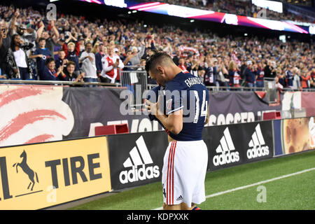 Foxborough dans le Massachusetts, aux États-Unis. 15 Oct, 2017. New England Revolution en avant Diego Fagundez (14) célèbre une 2ème moitié but durant le match entre MLS New York City FC et le New England Revolution tenue au Stade Gillette à Foxborough dans le Massachusetts. Eric Canha/CSM/Alamy Live News Banque D'Images