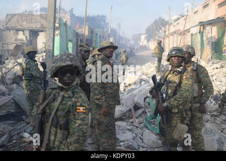 Mogadiscio, Somalie. 15 oct, 2017. L'Union africaine en Somalie, commandant du contingent ougandais, le brigadier général kayanja muhanga, centre, visites le site d'un attentat terroriste massive par le groupe militant islamique al-shabab, 15 octobre 2017 à Mogadiscio, en Somalie. au moins 276 personnes ont été tuées et des centaines blessées dans l'attaque. crédit : planetpix/Alamy live news Banque D'Images