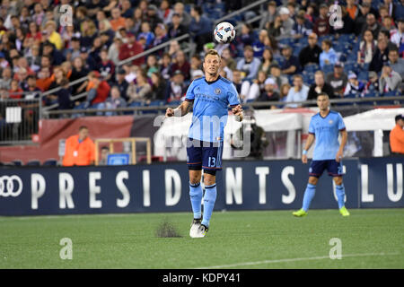 Foxborough dans le Massachusetts, aux États-Unis. 15 Oct, 2017. New York City FC defender Frédéric Brillant (13) à la tête de la balle pendant le match entre MLS New York City FC et le New England Revolution tenue au Stade Gillette à Foxborough dans le Massachusetts. Nouvelle Angleterre bat l'New York City 2-1. Eric Canha/CSM/Alamy Live News Banque D'Images