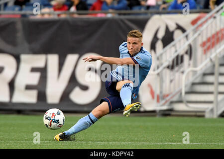 Foxborough dans le Massachusetts, aux États-Unis. 15 Oct, 2017. New York City FC defender Frédéric Brillant (13) passe le ballon au cours de la MLS match entre New York City FC et le New England Revolution tenue au Stade Gillette à Foxborough dans le Massachusetts. Nouvelle Angleterre bat l'New York City 2-1. Eric Canha/CSM/Alamy Live News Banque D'Images