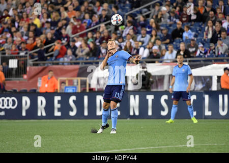 Foxborough dans le Massachusetts, aux États-Unis. 15 Oct, 2017. New York City FC defender Frédéric Brillant (13) à la tête de la balle pendant le match entre MLS New York City FC et le New England Revolution tenue au Stade Gillette à Foxborough dans le Massachusetts. Nouvelle Angleterre bat l'New York City 2-1. Eric Canha/CSM/Alamy Live News Banque D'Images