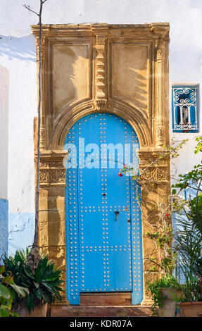 Bleu traditionnelle ancienne porte sur la rue de la Kasbah en Udayas. Rabat. Maroc Banque D'Images