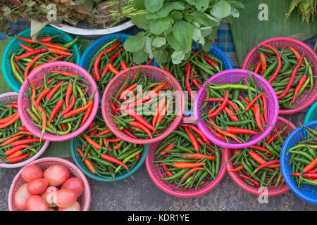 Hot chili paprika (padi, piment oiseau, piment, piment oiseau, poivre thaï) dans un panier au marché thaïlandais Banque D'Images