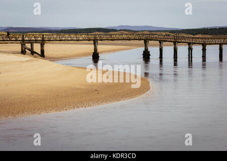 Pont sur un estuaire sur la plage Banque D'Images