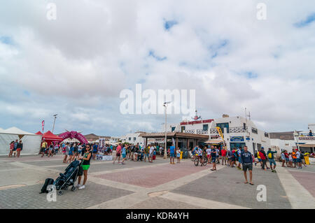 Les gens dans le port de Graciosa, la Graciosa, îles de Canaries, Espagne Banque D'Images