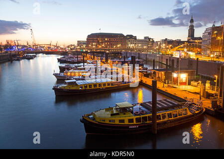 Au coucher du soleil le port de Hambourg, Hambourg, Allemagne, Europe Banque D'Images