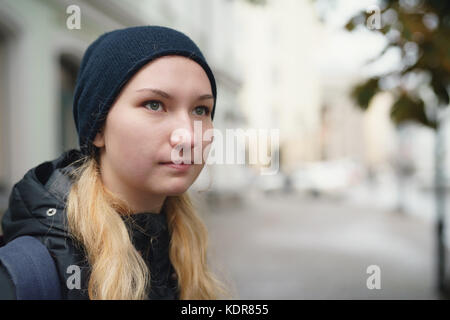 Portrait of happy teen girl aime voyager dans la ville en automne Banque D'Images