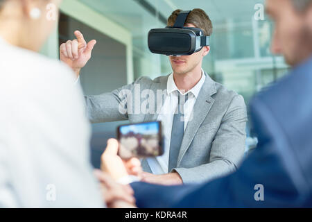 L'utilisation de casque VR à Boardroom Banque D'Images