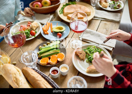 Les personnes bénéficiant de délicieux dîner Banque D'Images