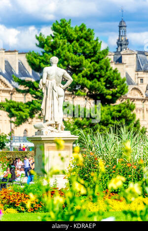 Statues dans le jardin des Tuileries (jardin des Tuileries), et la belle architecture du Louvre est exposée en arrière-plan. Paris, France Banque D'Images