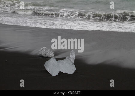 Morceaux de glace de glacier échoués sur une plage de sable volcanique noir, l'Islande, 2017 Banque D'Images