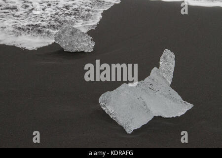 Morceaux de glace de glacier échoués sur une plage de sable volcanique noir, l'Islande, 2017 Banque D'Images