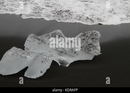 Morceaux de glace de glacier échoués sur une plage de sable volcanique noir, l'Islande, 2017 Banque D'Images