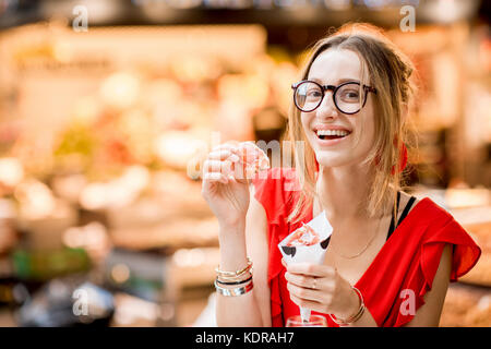 Spanish woman eating jamon au marché Banque D'Images