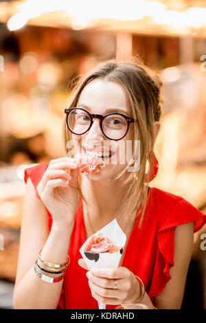 Spanish woman eating jamon au marché Banque D'Images