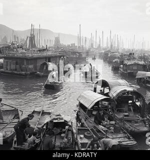 Années 1950, photo historique montrant les junks chinoises (bateaux) amarrés au village flottant d'Aberdeen, Hong Kong, Asie. Banque D'Images